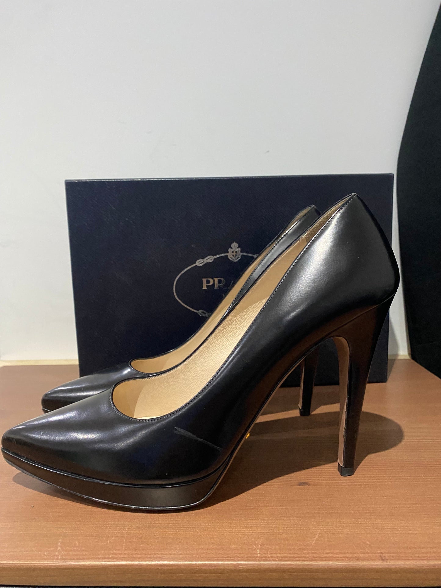 Prada Black Leather Court Shoes Size 7 with box